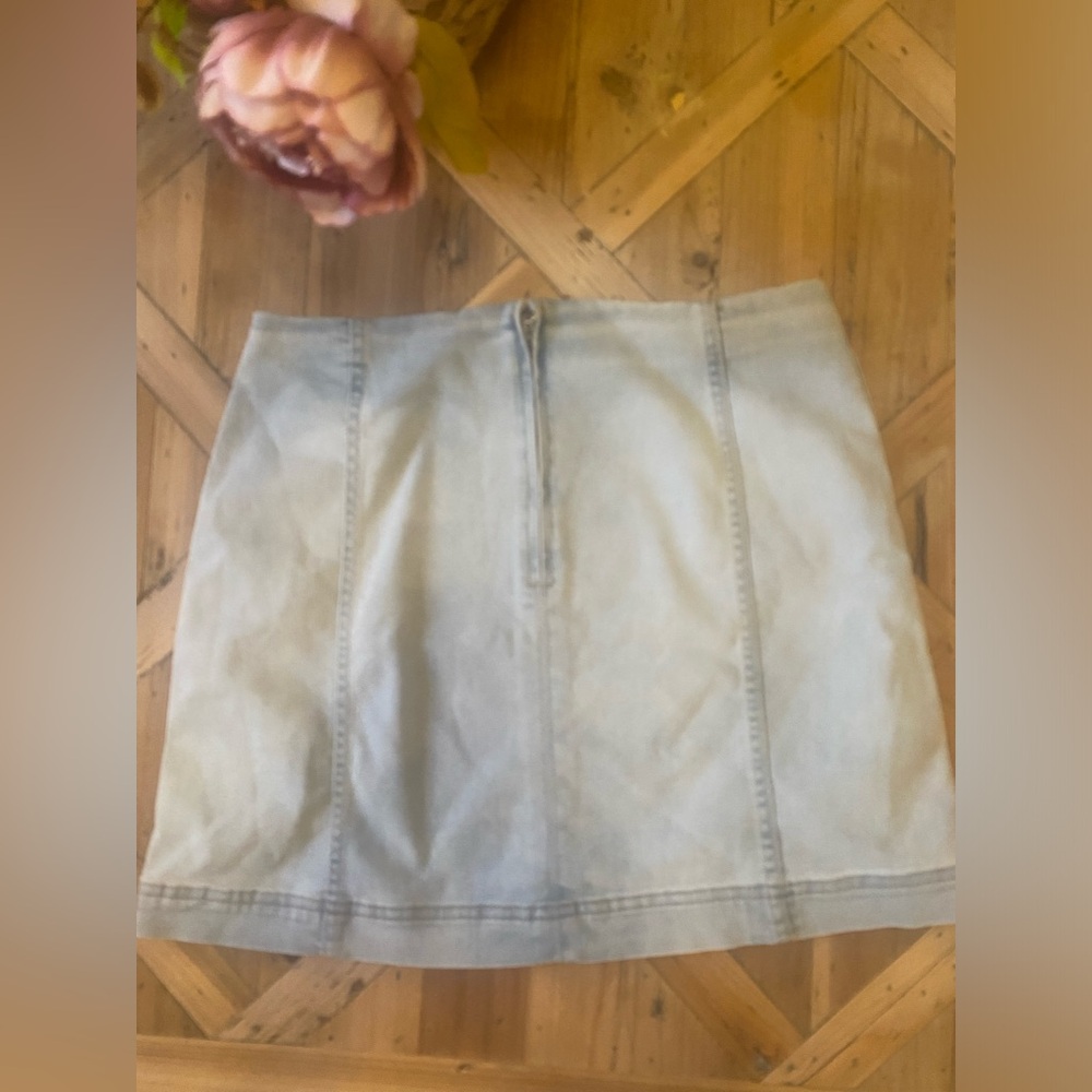 🎀 Wild Fable Denim Light Blue Wash Mini Skirt size 8 looks super cute on - Picture 4 of 5